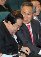 [포토] 대화 나누는 '문희상-우윤근'