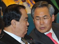 [포토] 이야기 하는 문희상-우윤근