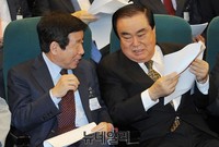 [포토] 대화 나누는 문희상 비대위원장과 유인태 의원