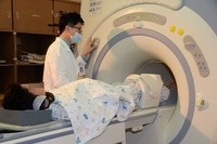 [포토] MRI 안으로 들어가는 이완구 총리내정자 차남
