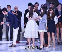 [패션코드] 홍보대사로 선정된 태티서-서강준