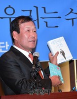 [포토] '대통령의 시간' 소개하는 김두우 전 홍보수석