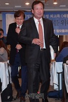 [포토] 퇴장하는 김두우 전 홍보수석
