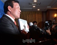 [포토] 회고록 관련 설명하는 김두우 전 홍보수석