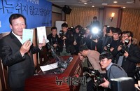 [포토] '대통령의시간' 소개하는 김두우 전 홍보수석
