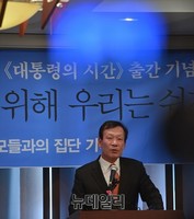 [포토] 질의에 답하는 김두우 전 홍보수석