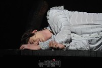 [포토] 바닥에 누워 절규하는 필립 왕세자 역에 규현