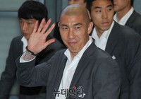 [포토] 대표팀 떠나는 차두리 '고맙습니다'