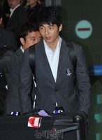 [포토] 공항으로 들어오는 기성용 선수