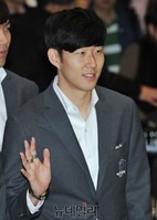 [포토] 팬들의 환호에 답하는 손흥민 선수