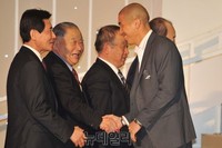 [포토] 원로들에게 인사하는 차두리