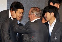[포토] 이정협 선수 격려하는 슈틸리케 감독