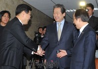 [포토] 악수하는 김무성 대표와 이주영-홍문종