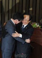 [포토] 축하하는 이주영 위로하는 유승민