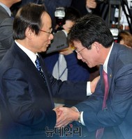[포토] 악수 나누는 '이주영-유승민' 의원