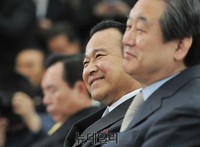 [포토] 의원총회 지켜보는 이완구-김무성