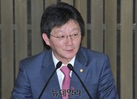 [포토] 당선 소감 밝히는 유승민 신임 원내대표