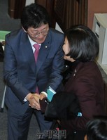[포토] 악수 나누는 우윤근 신임 원내대표와 새정치 박영선 의원