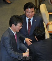 [포토] 축하받는 유승민-원유철