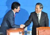 [포토] 악수 나누는 '유승민-우윤근' 여야 원내대표