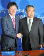 [포토] 악수 나누는 '유승민-우윤근'