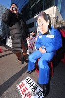 [포토] 어버이연합, 퍼포먼스 '수의 입은 권은희 의원'