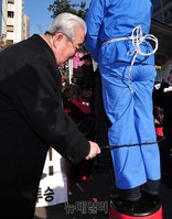 [포토] 어버이연합 '권은희 의원' 회초리 퍼포먼스