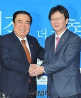 [포토] 악수 나누는 문희상 위원장과 유승민 신임 원내대표