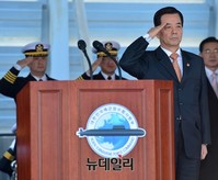 [포토] 잠수함사령부, 거수경례하는 한민구 국방장관