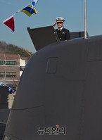 [포토] 잠수함에서 거수경례하는 해군