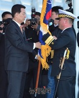 [포토] 국방장관에게 부대기 전달받는 윤정상 사령관