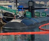 [포토] 진해군항에 정박중인 美해군 잠수함 올림피아호