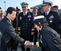 [포토] 美해군과 악수하는 한민구 국방장관
