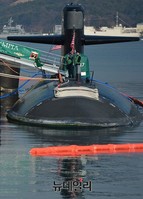 [포토] 연합훈련 위해 정박중인 美해군 잠수함 올림피아 SSN-717