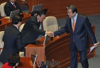 [포토] 인사 나누는 김무성 새누리당 대표