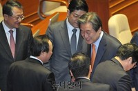 [포토] 동료의원들과 인사 나누는 새누리당 김무성 대표