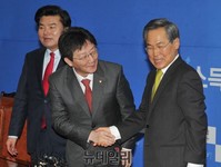 [포토] 인사 나누는 '유승민-우윤근' 여야 원내대표