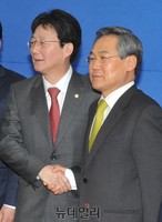 [포토] 악수 나누는 '유승민-우윤근' 여야 원내대표