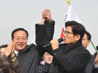 [포토] 한기호 의원 손 들어보이는 김문수 혁신위원장