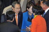 [포토] 대화 나누는 새정치 우윤근 원내대표