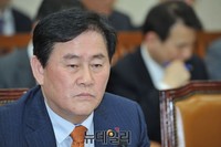 [포토] 의원들의 질문 경청하는 최경환 장관