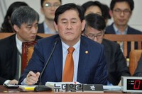 [포토] 질문 경청하는 최경환 부총리