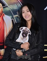 [포토] 킹스맨 강아지JB 안고 포즈취한 씨스타 보라