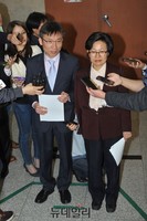 [포토] 기자들의 질문에 답하는 이상규-김미희