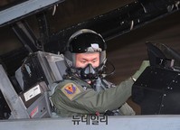 [포토] 공중전투훈련, 출격준비 중인 KF-16 전투기 조종사