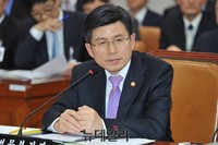 [포토] 질문 경청하는 황교안 법무부장관