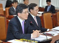 [포토] 의원들의 질문 경청하는 황교안 법무부장관