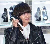 [포토] 엠블랙 미르, 신발을 들더니..