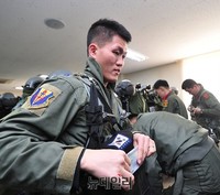 [포토] '출격 전' 장구 착용중인 파일럿