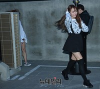 [포토] 골목에서 등장하는 시크릿 '머리가 날려'